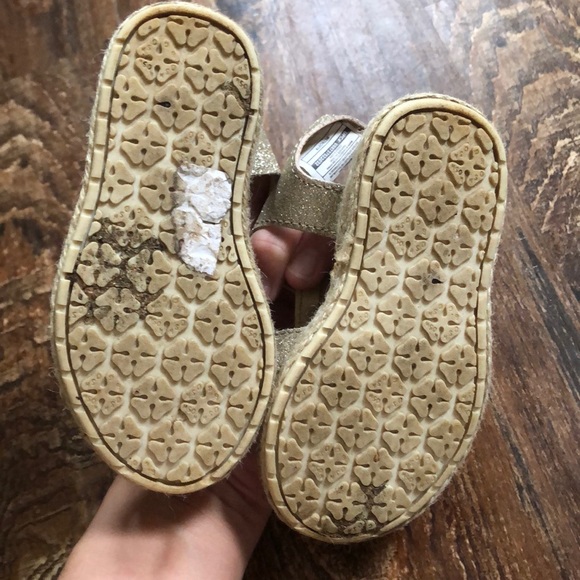 OshKosh glittery gold sandals, size 5 - Picture 3 of 5